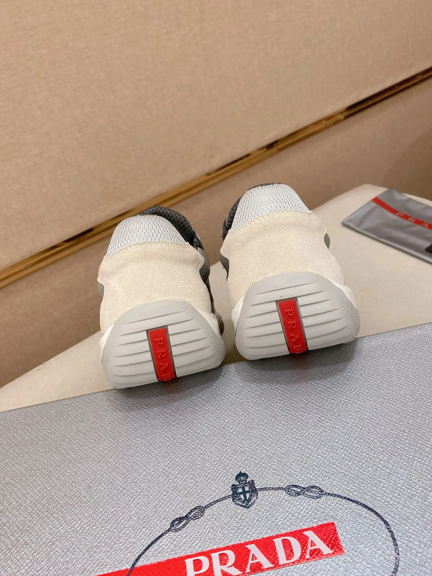 Men's shoes 💰 580💰 ✔️✔️✔️High version High-quality new PRADA (Prada) counters are launched simultaneously, new men's shoes, 😘fabrics are selected from first-layer cowhide fabrics. Lining: Imported cowhide leather lining. 👍🏿High-end☄️Open-molded non-slip rubber outsole, exquisite lines, simple and elegant, comfortable and high-end for leisure travel. Code number: 38 to 45